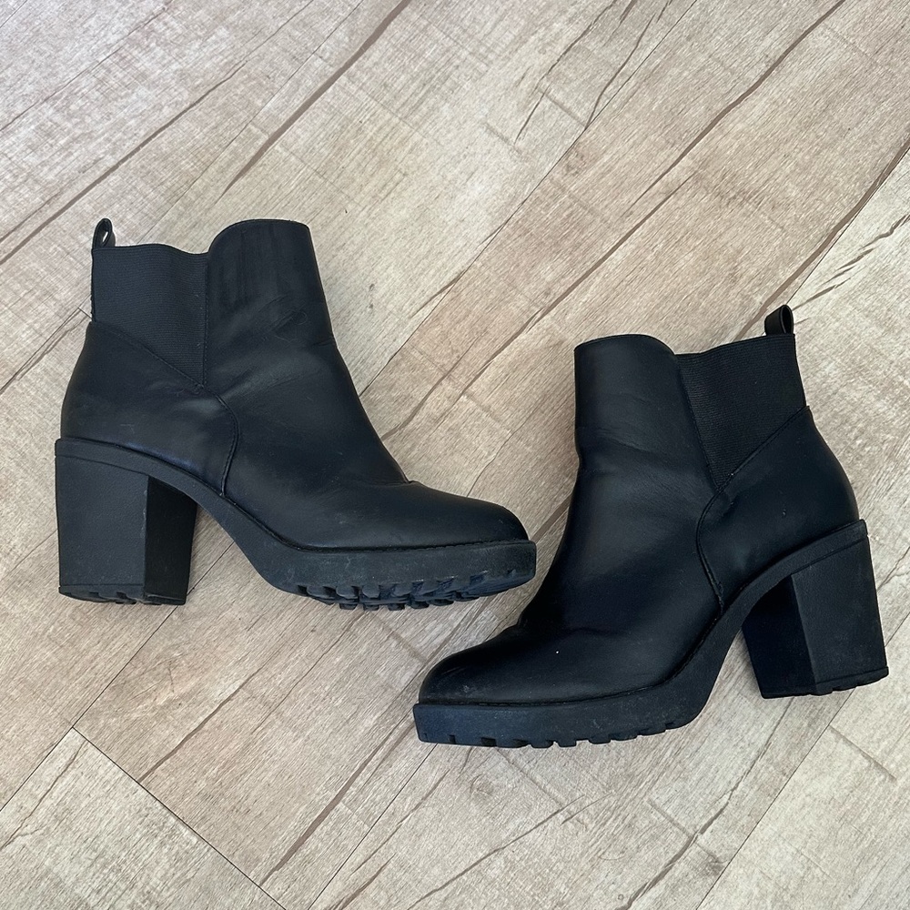 Black Urban Outfitters Chelsea ankle boots. Size 8. Fair condition.